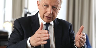 WDR-Chef Tom Buhrow spricht während eines Interviews