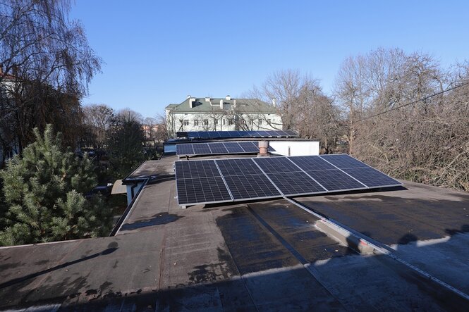 Eine Solaranlage in dörflichem Umfeld