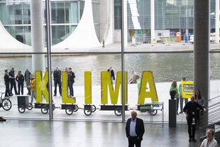 Klimaaktivisten stehen mit gelben Buchstaben des Wortes „Klima“ vor dem Paul-Löbe Haus - die Polizei ist auch unterwegs